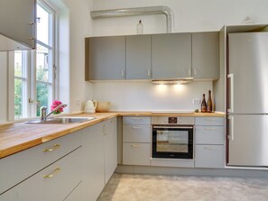 Fridge, dishwasher, cookware/dishes/utensils