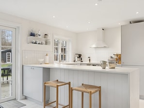 Een koelkast, een microgolfoven, een oven, een vaatwasser