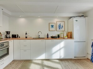 Kylskåp, diskmaskin och grytor/köksredskap