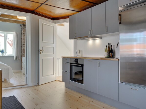 Fridge, dishwasher, cookware/dishes/utensils