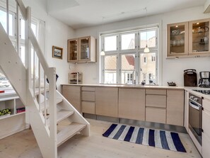 Kühlschrank, Ofen, Geschirrspüler, Kochgeschirr/Geschirr/Besteck