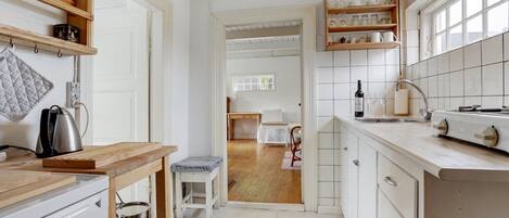 Fridge, cookware/dishes/utensils