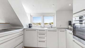 Køleskab, ovn, højstol, køkkentøj/tallerkener/redskaber