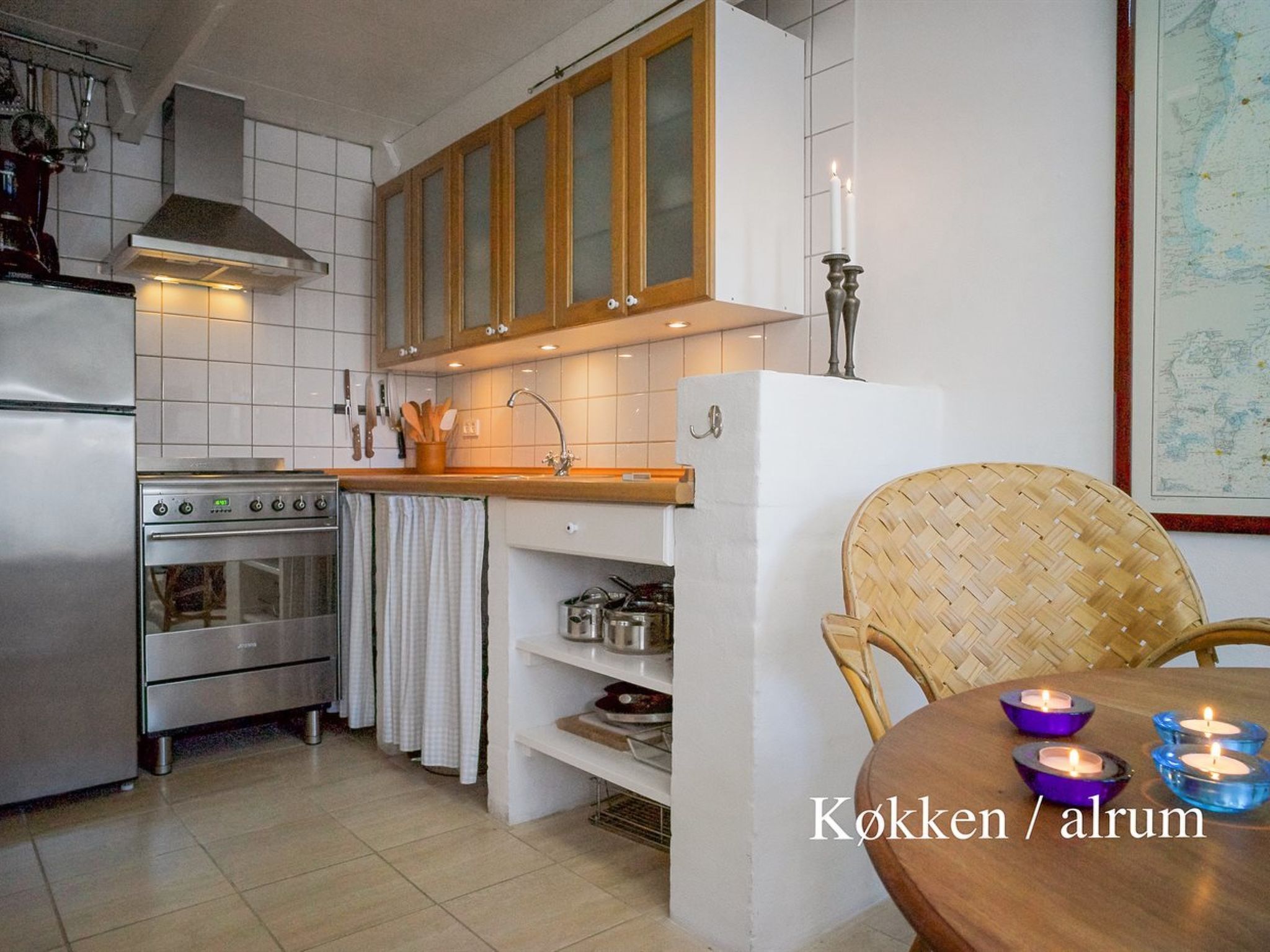 Køleskab, ovn, højstol, køkkentøj/tallerkener/redskaber