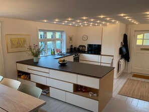 Køleskab, opvaskemaskine, køkkentøj/tallerkener/redskaber