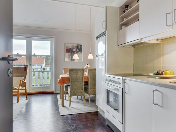 Køleskab, ovn, højstol, køkkentøj/tallerkener/redskaber