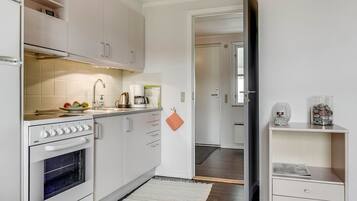 Køleskab, ovn, højstol, køkkentøj/tallerkener/redskaber