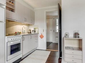 Køleskab, ovn, højstol, køkkentøj/tallerkener/redskaber