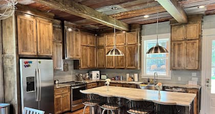 2-bedroom cabin overlooking a private lake with dock and kayaks