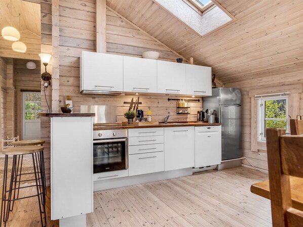 Køleskab, mikrobølgeovn, opvaskemaskine, køkkentøj/tallerkener/redskaber