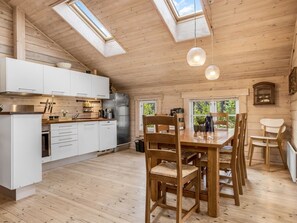 Køleskab, mikrobølgeovn, opvaskemaskine, køkkentøj/tallerkener/redskaber