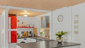Kjøleskap, ovn, oppvaskmaskin og kjøkkenutstyr