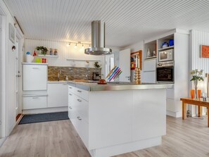 Jääkaappi, mikroaaltouuni, astianpesukone