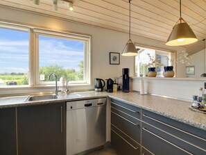 Køleskab, mikrobølgeovn, opvaskemaskine, køkkentøj/tallerkener/redskaber
