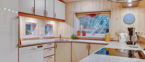 ثلاجة، ميكروويف، فرن، غسالة أطباق