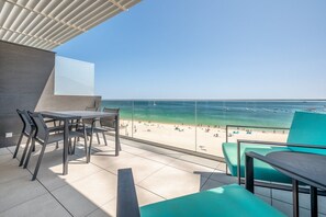 Outdoor dining - GuestReady - Beachfront Naufrago's Retreat 2 (Sesimbra)