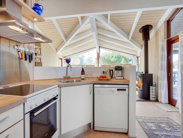 Fridge, microwave, dishwasher, cookware/dishes/utensils