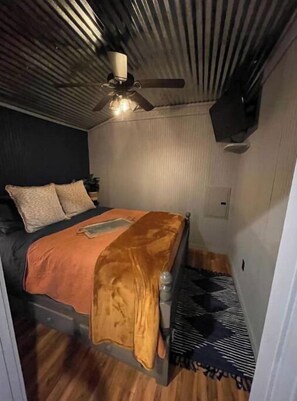 1 bedroom, bed sheets