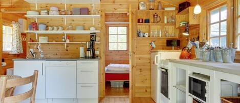 Réfrigérateur, four à micro-ondes, un four, lave-vaisselle