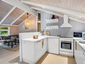 Kylskåp, mikrovågsugn, ugn och diskmaskin