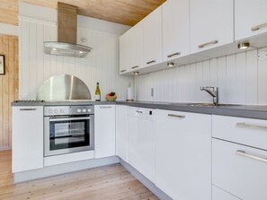 Refrigerador, horno, lavavajillas, silla alta para bebés