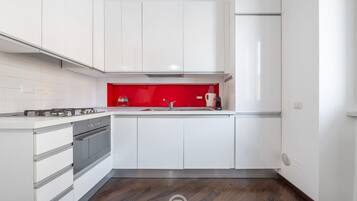 Frigorifero, microonde, forno, piano cottura