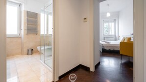 Ein modernes Badezimmer mit Duschkabine aus Glas, Toilette und Handtuchhalter.