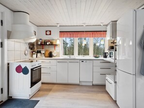 Kjøleskap, oppvaskmaskin og kjøkkenutstyr