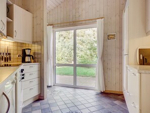 Een koelkast, een microgolfoven, een oven, een vaatwasser