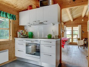 Jääkaappi, mikroaaltouuni, uuni, astianpesukone