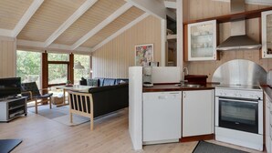 Kjøleskap, mikrobølgeovn, oppvaskmaskin og kjøkkenutstyr