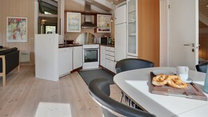 Kjøleskap, mikrobølgeovn, oppvaskmaskin og kjøkkenutstyr