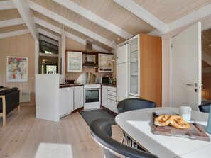 Kühlschrank, Mikrowelle, Geschirrspüler, Kochgeschirr/Geschirr/Besteck