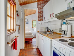 Køleskab, ovn, højstol, køkkentøj/tallerkener/redskaber