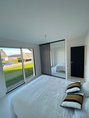 3 bedrooms, travel cot, WiFi, bed sheets