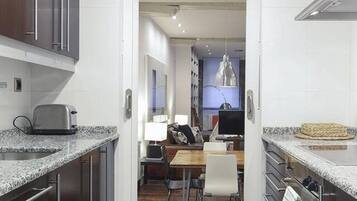 Een koelkast, een magnetron, een oven, een kookplaat