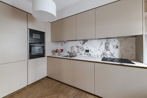 Kühlschrank, Mikrowelle, Ofen, Herdplatte