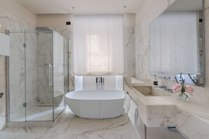 Bathtub, hair dryer, bidet, towels