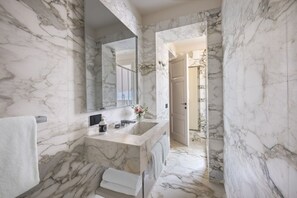 Badekar, hårføner, bidé og håndklær