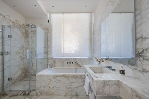 Bañera, artículos de higiene personal gratuitos, secador de pelo y bidé