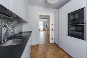 Frigorífico, microondas, horno y placa de cocina