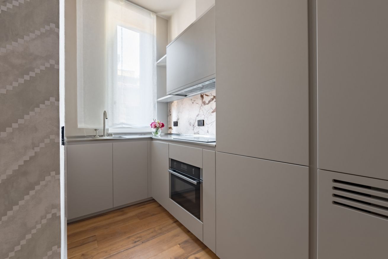 Réfrigérateur, un four, surface de cuisson, lave-vaisselle