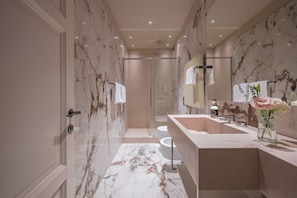 Ducha, secador de pelo, bidet, toallas