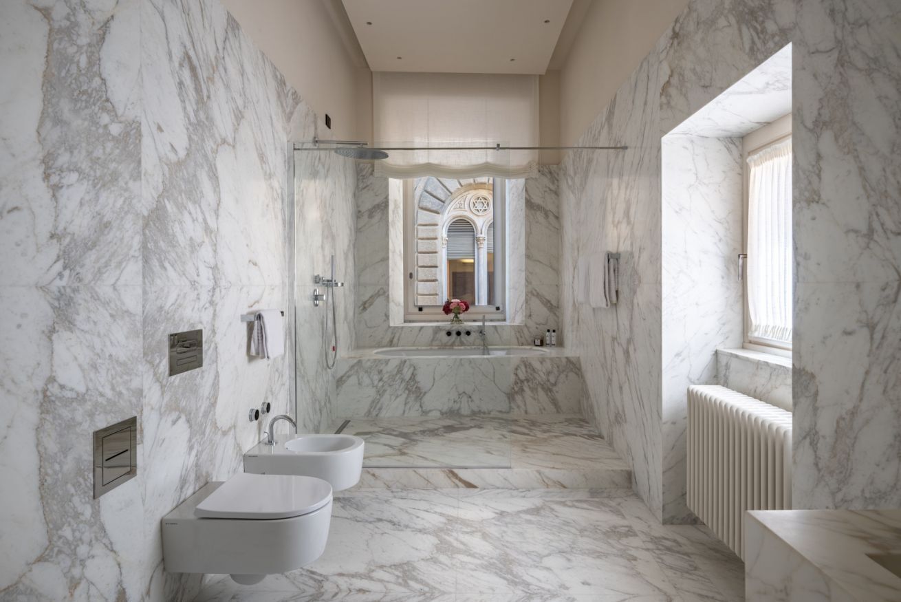 Bathtub, hair dryer, bidet, towels