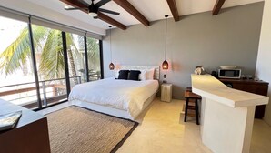 Una camera da letto moderna con un letto grande, una scrivania e un forno a microonde.