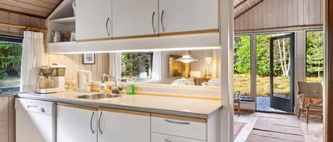 Kühlschrank, Mikrowelle, Geschirrspüler, Kochgeschirr/Geschirr/Besteck