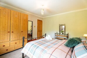 6 bedrooms, desk, iron/ironing board, Internet