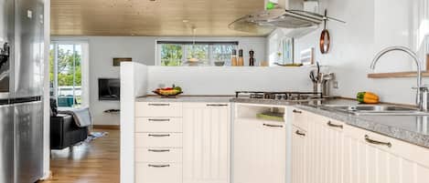 Réfrigérateur, four à micro-ondes, lave-vaisselle