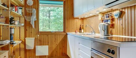 Fridge, oven, dishwasher, cookware/dishes/utensils