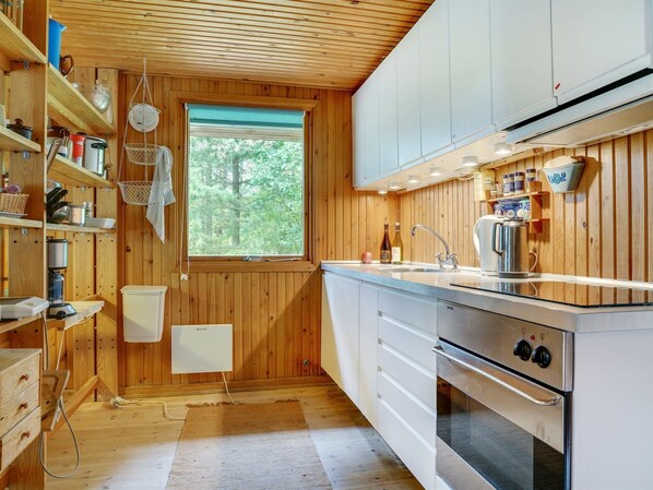 Fridge, oven, dishwasher, cookware/dishes/utensils